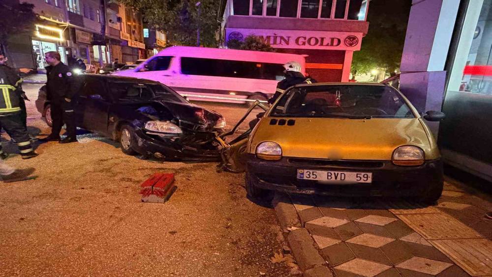 &Ccedil;arpışan otomobiller iş yeri vitrinine &ccedil;arparak durabildi: 2 yaralı
