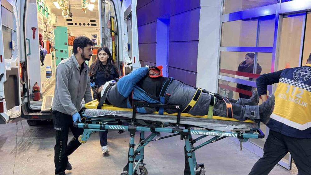 Kayganlaşan yolda devrilen motosikletin s&uuml;r&uuml;c&uuml;s&uuml; yaralandı
