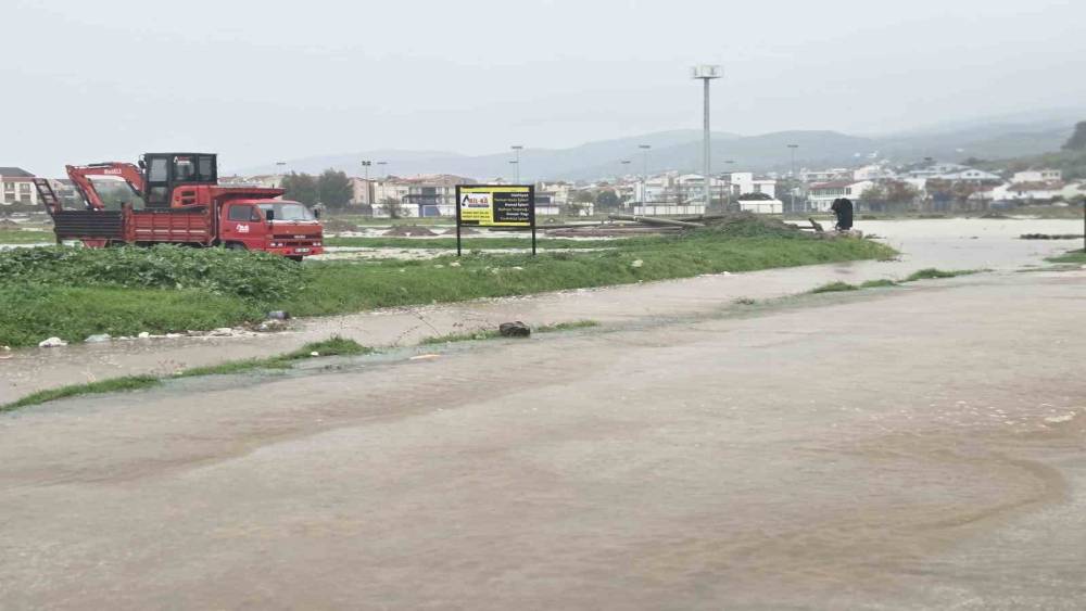 Selden etkilenen Dikili ve Foça’da su tahliye çalışmaları sürüyor

