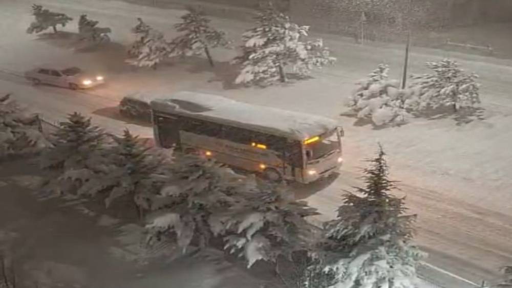 Bolu&rsquo;da kar kalınlığı 30 santimetreyi aştı, onlarca ara&ccedil; rampalarda yolda kaldı
