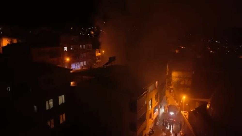 Bursa&rsquo;da apartmanın deposunda &ccedil;ıkan yangın paniğe neden oldu: 1 kişi hastaneye kaldırıldı
