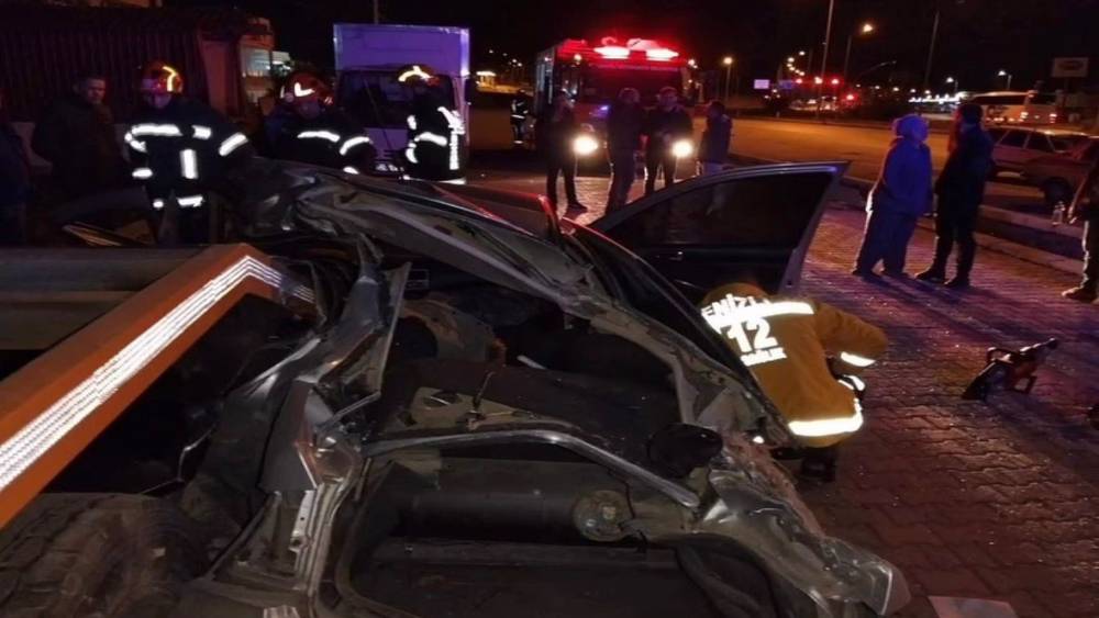 Otomobil park halindeki tırın dorsesine &ccedil;arptı: 1 &ouml;l&uuml; 1 yaralı
