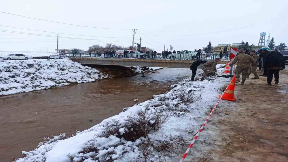 Şanlıurfa&rsquo;da okul yolunda facia: Otomobil sulama kanalına devrildi, 4 kişi kayboldu
