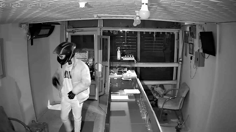 Kuyumcudan 5-6 kilo altın &ccedil;aldılar, parasıyla l&uuml;ks ara&ccedil; satın aldılar
