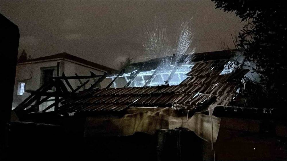 Gece saatlerinde m&uuml;stakil evde &ccedil;ıkan yangın itfaiye ekiplerince s&ouml;nd&uuml;r&uuml;ld&uuml;

