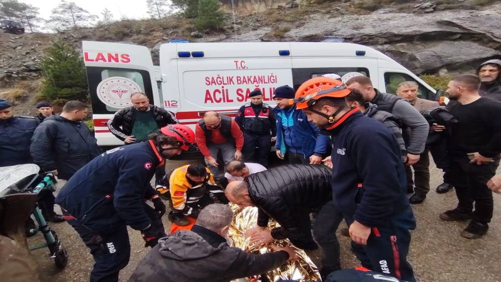 Artvin&rsquo;de ara&ccedil; u&ccedil;uruma yuvarlandı: 1 yaralı
