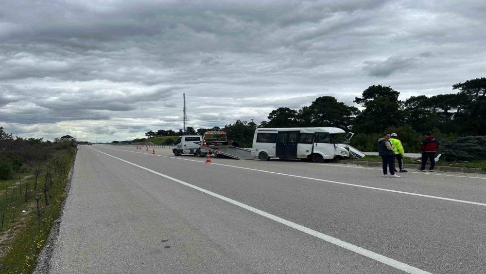 &Ccedil;anakkale&rsquo;de yoldan &ccedil;ıkan minib&uuml;s ref&uuml;je &ccedil;ıktı; 2 kişi yaralandı
