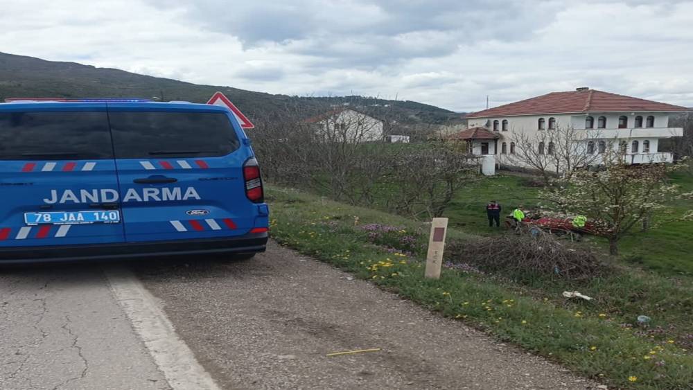 Bah&ccedil;eye u&ccedil;up takla atan otomobilin s&uuml;r&uuml;c&uuml;s&uuml; yaralandı
