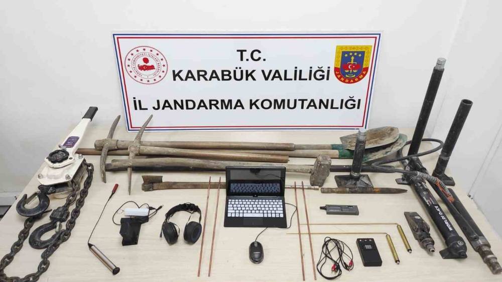 Karab&uuml;k&rsquo;te jandarmadan ka&ccedil;ak kazı ve uyuşturucu operasyonu
