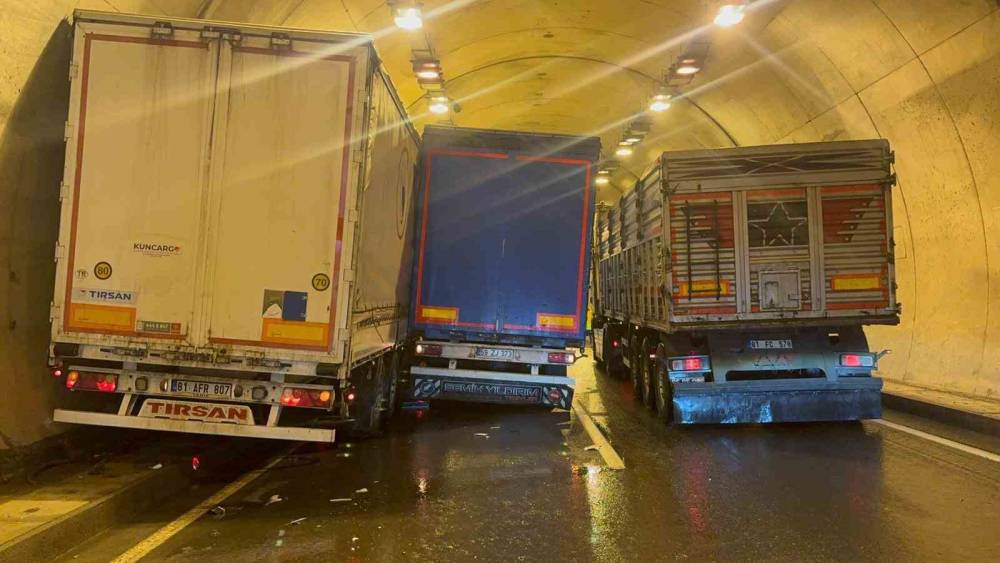 T&uuml;nelde iki tır &ccedil;arpıştı: 1 yaralı
