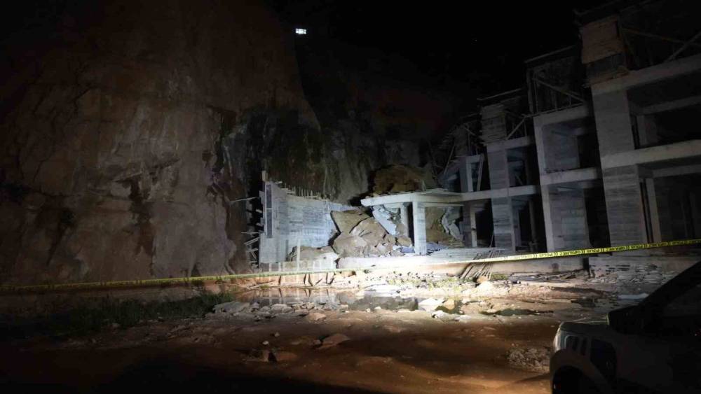 G&uuml;m&uuml;şhane&rsquo;de yama&ccedil;tan kopan dev kayalar, inşaat halindeki binanın &uuml;st&uuml;ne d&uuml;şt&uuml;
