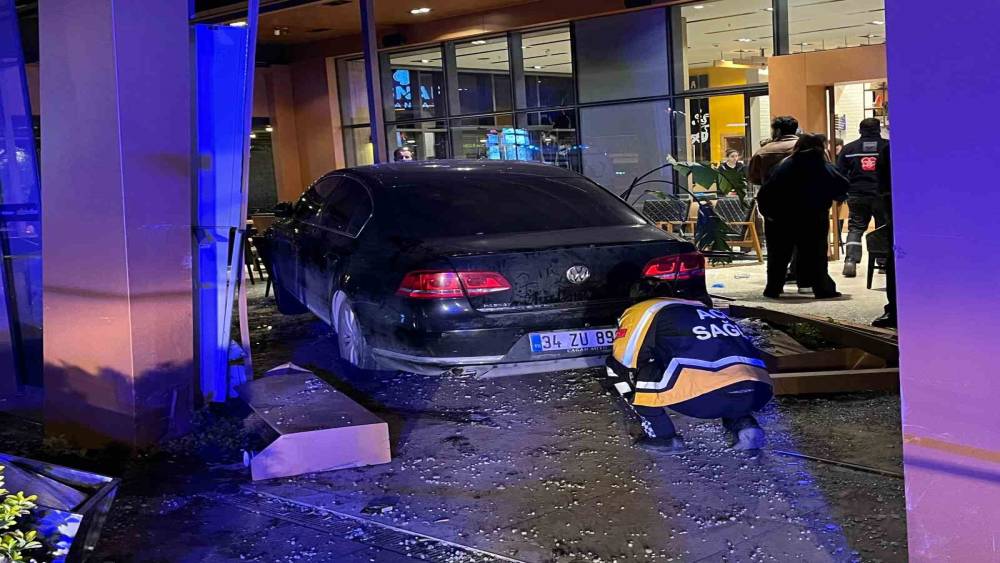 Bakırk&ouml;y&rsquo;de kontrolden &ccedil;ıkan ara&ccedil; kafeye daldı: 6 yaralı
