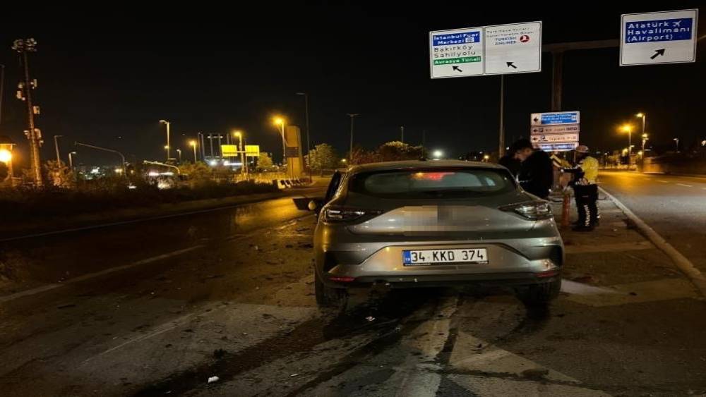 Bakırk&ouml;y&rsquo;de seyir halindeki otomobil, tıra arkadan &ccedil;arptı: 1 yaralı
