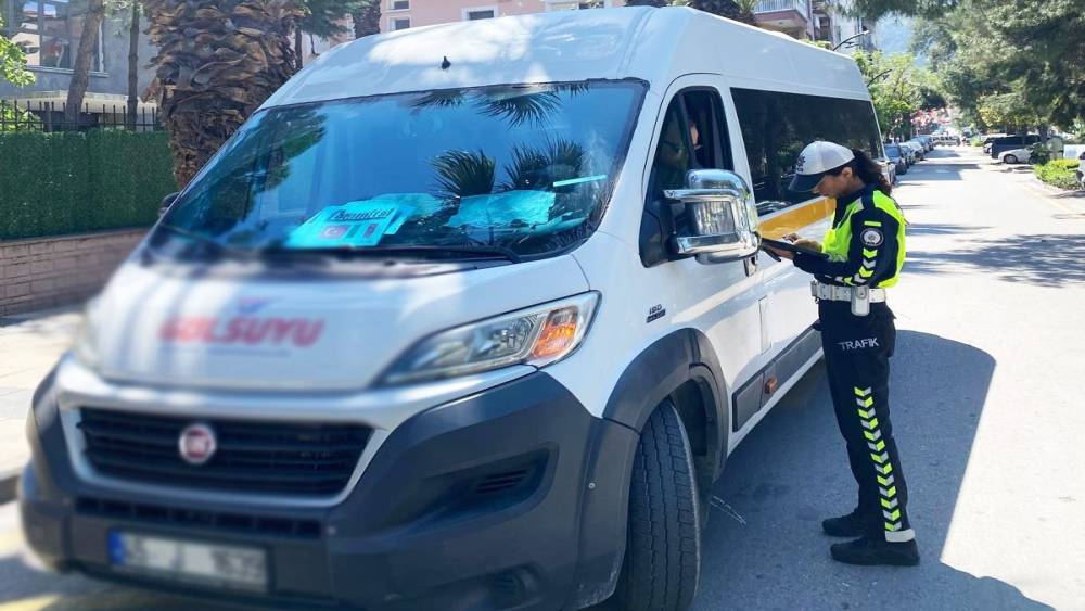 Manisa&rsquo;da okul &ccedil;evrelerine sıkı trafik denetimi: 9 s&uuml;r&uuml;c&uuml;ye ceza
