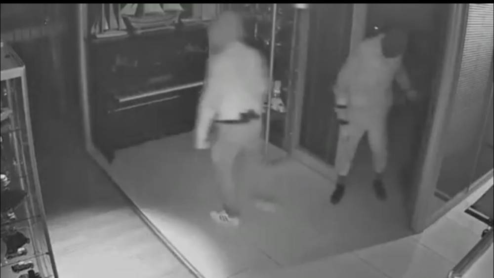 Maskeli beşler girdikleri işletmelerde &ccedil;elik kasaları b&ouml;yle patlattı...
