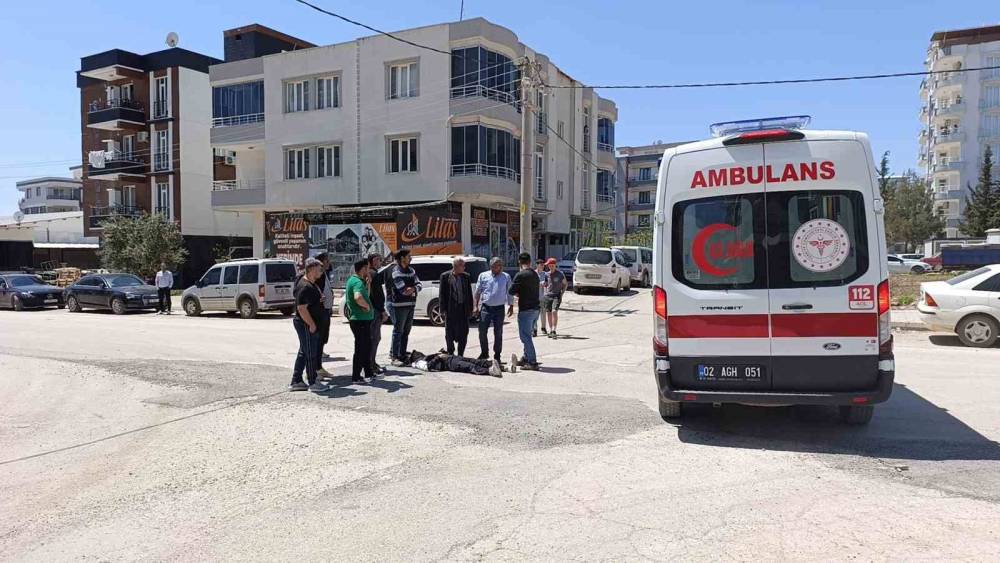 Hafif ticari ara&ccedil;la &ccedil;arpışan motosiklet s&uuml;r&uuml;c&uuml;s&uuml; yaralandı
