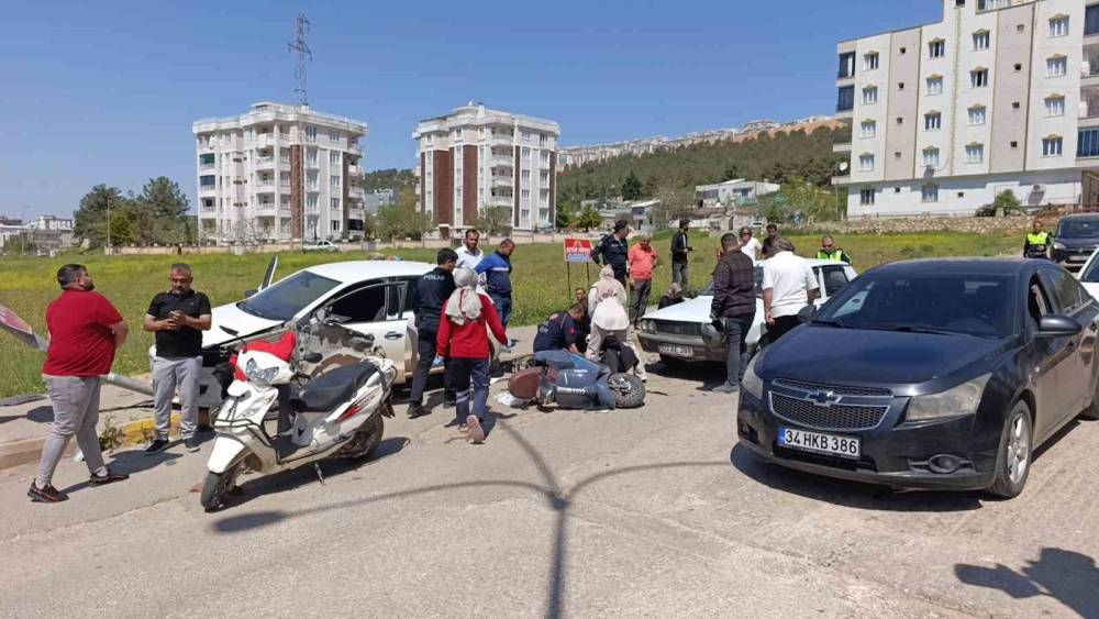 Kontrolden &ccedil;ıkan otomobil ışıklarda bekleyen ara&ccedil;lara &ccedil;arptı: 3 yaralı
