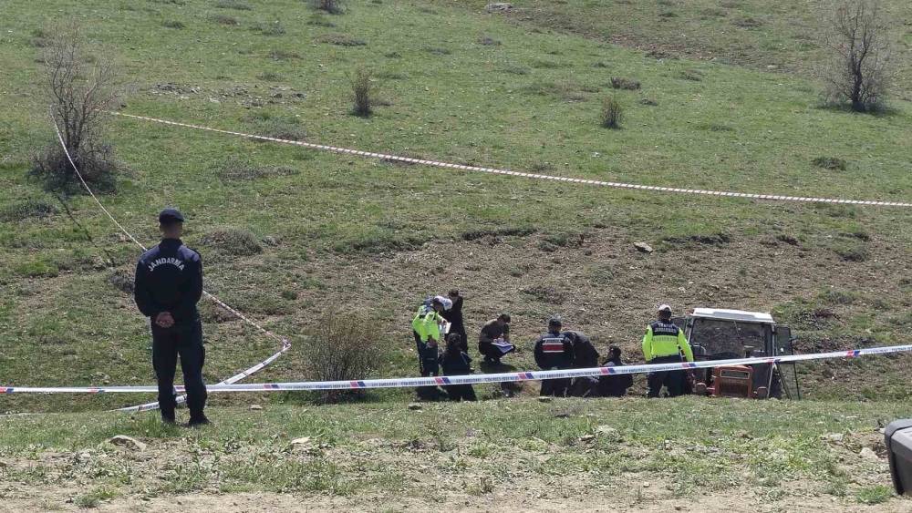 &Ccedil;orum&rsquo;da trakt&ouml;r dere yatağına devrildi: 1 &ouml;l&uuml;, 3 yaralı
