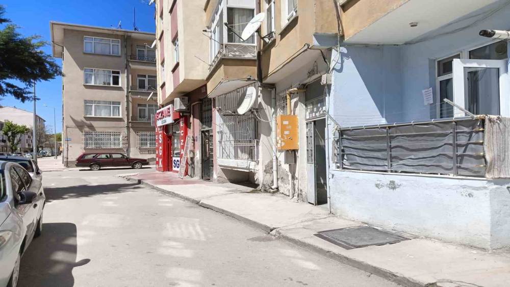 Toprağa g&ouml;m&uuml;l&uuml; bulunan kafatası ve kemiklerin 15 yıldır kayıp olan kardeşine ait olduğunu iddia etti
