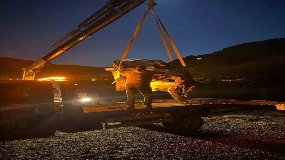 Mardin&rsquo;de u&ccedil;uruma devrilen hafif ticari aracın s&uuml;r&uuml;c&uuml;s&uuml; yaralandı
