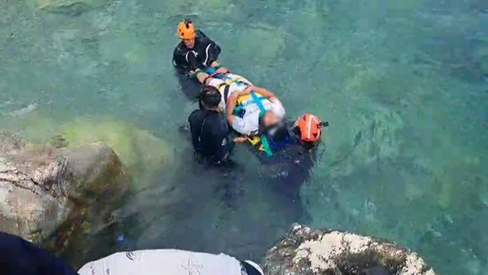 Kayalıklardan d&uuml;şerek yaralanan şahıs i&ccedil;in ekipler alarma ge&ccedil;ti
