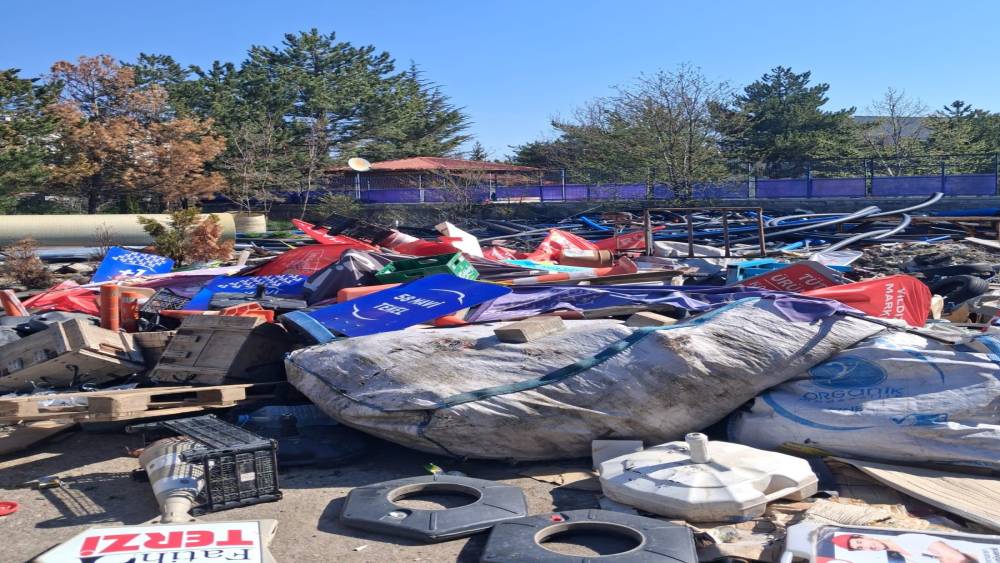 Sivas Belediyesi zabıta ekipleri kaldırım işgallerine g&ouml;z a&ccedil;tırmıyor
