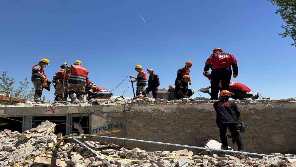 Uşak&rsquo;ta ger&ccedil;eği aratmayan deprem tatbikatı ger&ccedil;ekleştirildi
