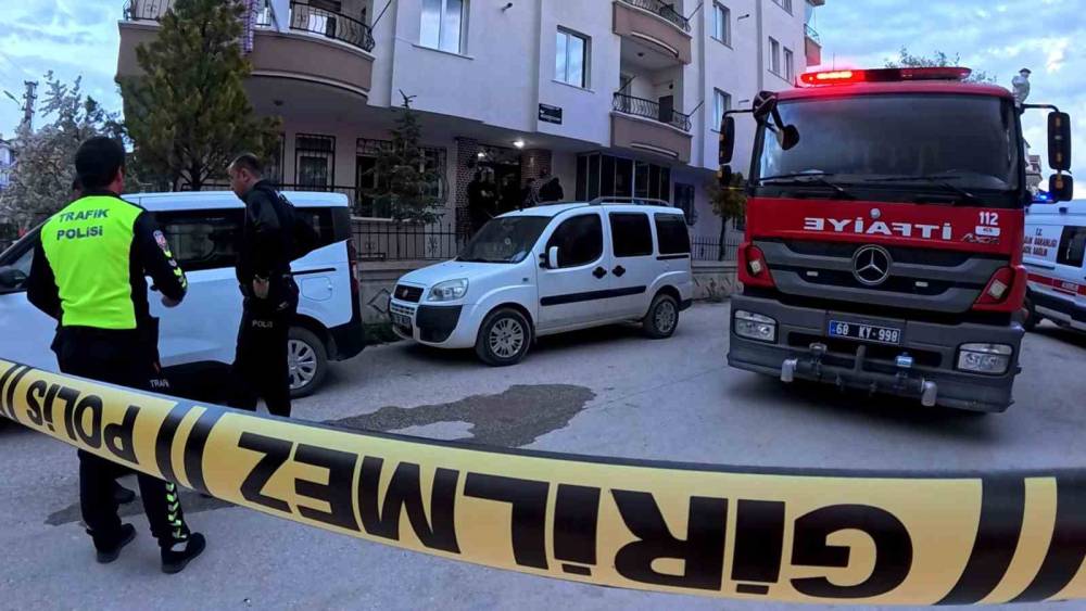 Evinde &ccedil;ıkan yangını s&ouml;nd&uuml;rmek isterken yanarak can verdi
