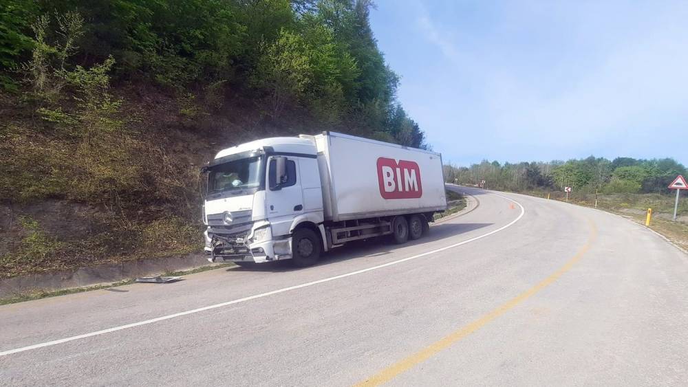 Freni boşalan kamyon başka bir kamyona &ccedil;arptı: 1 yaralı
