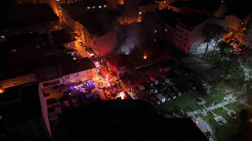 Patlama sesleri gelen gecekondu bah&ccedil;esinde &ccedil;ıkan yangın yan binaya sı&ccedil;radı
