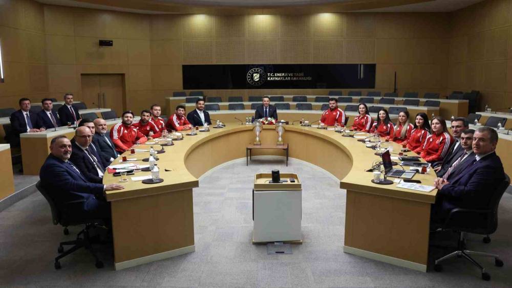 Bakan Bayraktar, milli g&uuml;reş&ccedil;ileri ağırladı
