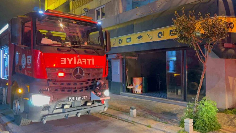 Eskişehir&rsquo;de eğlence mekanında yangın: M&uuml;şteriler kendini dışarı attı
