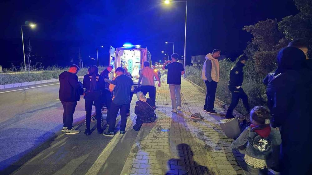 Direksiyon hakimiyetini kaybetti, tarlaya u&ccedil;tu: 4 yaralı
