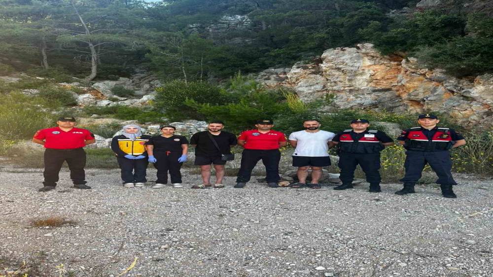 Gezmek i&ccedil;in gittikleri Gizli koyda kaybolan 2 kişi JAK timlerince kurtarıldı
