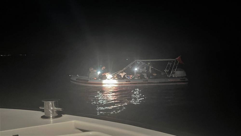Karaburun a&ccedil;ıklarında 17 g&ouml;&ccedil;men kurtarıldı
