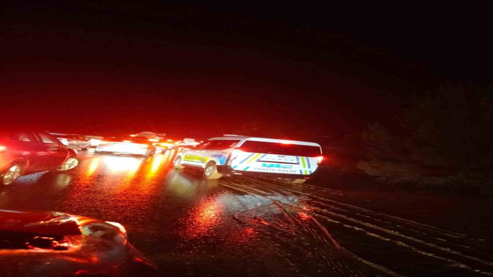 Dere taşması yolu tek şeride d&uuml;ş&uuml;rd&uuml;
