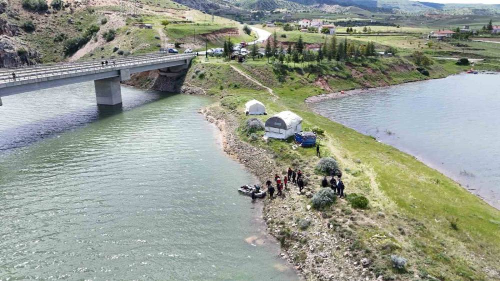 Kızılırmak&rsquo;a d&uuml;şen genci arama &ccedil;alışması devam ediyor
