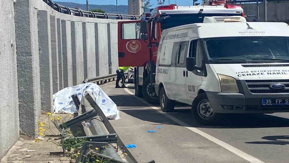 İzmir&rsquo;de demir bariyere &ccedil;arpan motosikletin s&uuml;r&uuml;c&uuml;s&uuml; hayatını kaybetti
