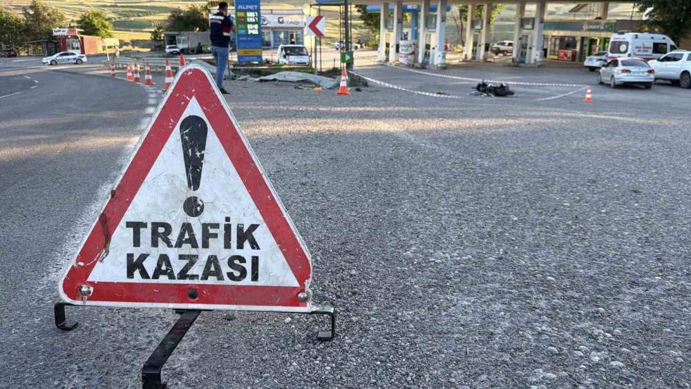 &Ouml;l&uuml;m virajında motosiklet takla attı: 1 &ouml;l&uuml;
