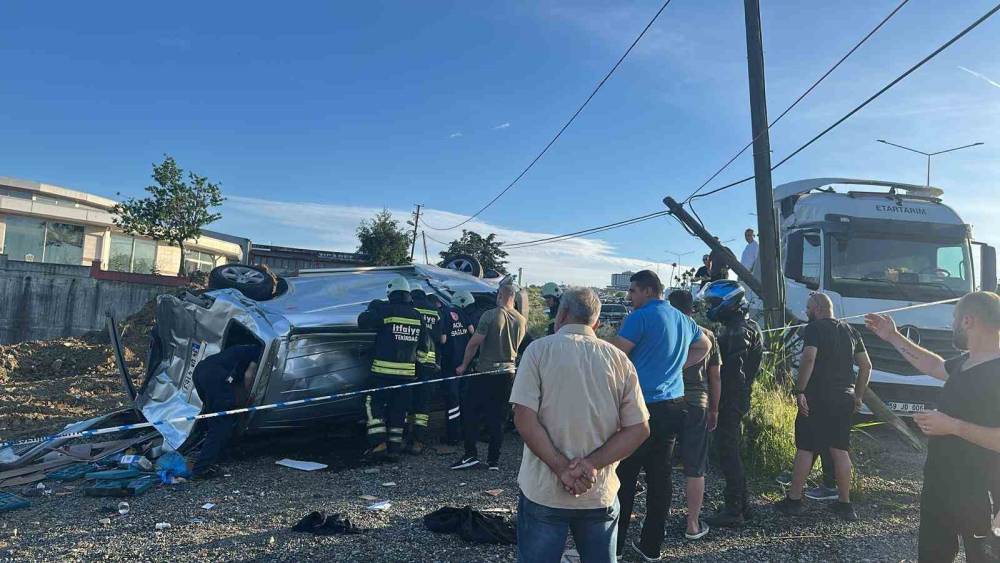 Tekirdağ&rsquo;da midib&uuml;s ile panelvan &ccedil;arpıştı: 1 &ouml;l&uuml;, 8 yaralı
