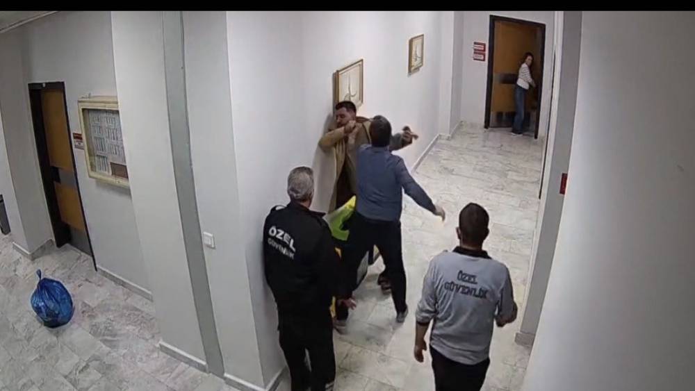 Hastane m&uuml;d&uuml;r&uuml;n&uuml;n darbettiği personel konuştu
