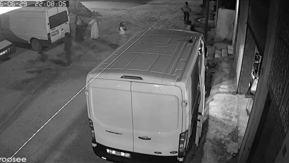 Suru&ccedil;&rsquo;ta 2 &ccedil;ocuğun yaralandığı patlama anı kamerada
