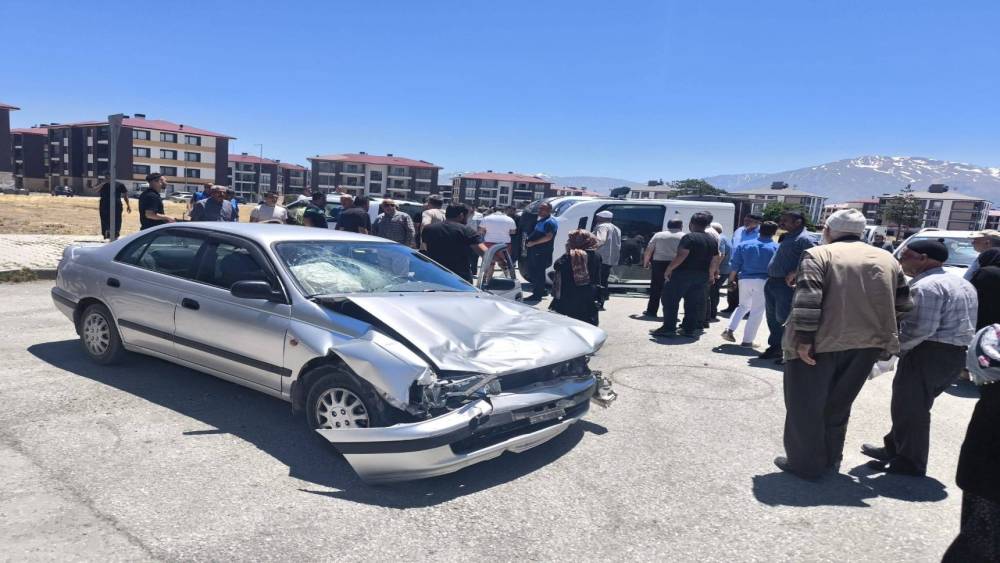 Erzincan&rsquo;da maddi hasarlı trafik kazası
