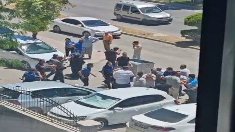 Adliye &ouml;n&uuml;nde yumruklu kavga
