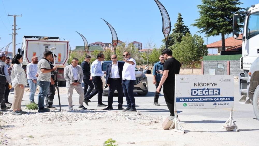 Niğde&rsquo;de altyapısı tamamlanan yollar sıcak asfaltla yenileniyor
