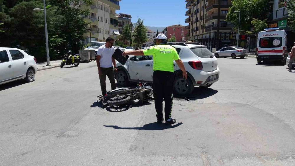 Otomobil ile &ccedil;arpışan motosiklet s&uuml;r&uuml;c&uuml;s&uuml; yaralandı
