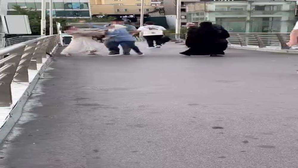 &Uuml;st ge&ccedil;itte hemcinsini darp etti: O anlar kamerada
