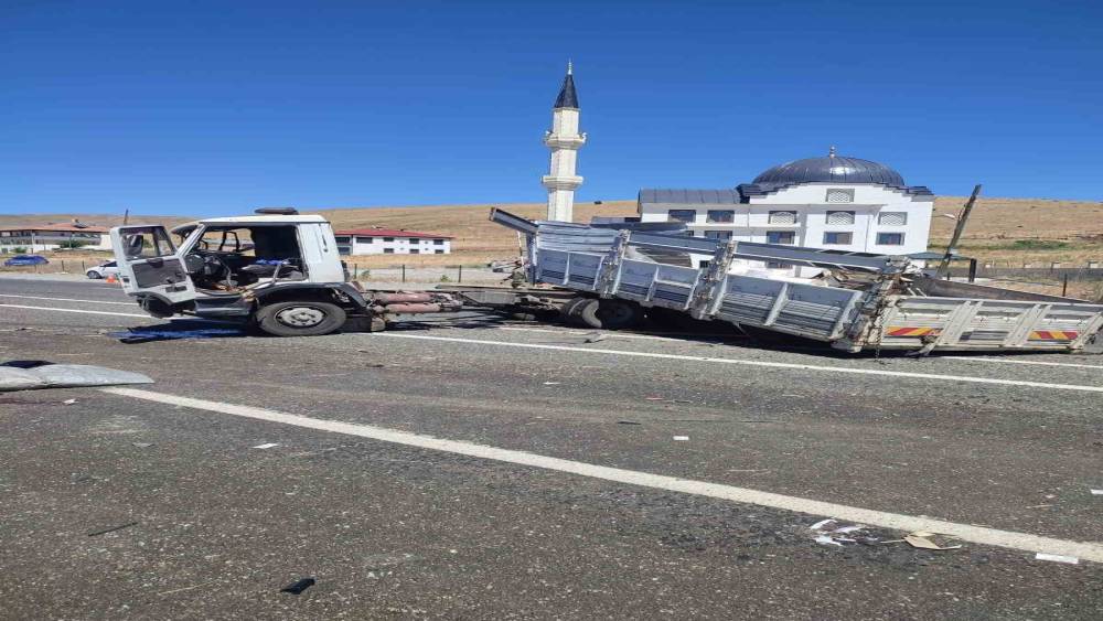 Elazığ&rsquo;da kamyonlar &ccedil;arpıştı: 1 yaralı
