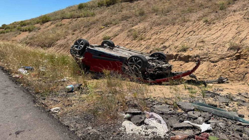 Takla atan otomobildeki 2 kişi yaralandı
