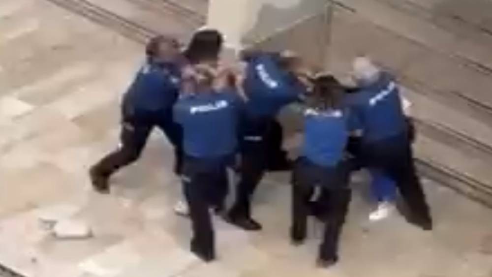 Polisin &ouml;n&uuml;nde kadın kavgası
